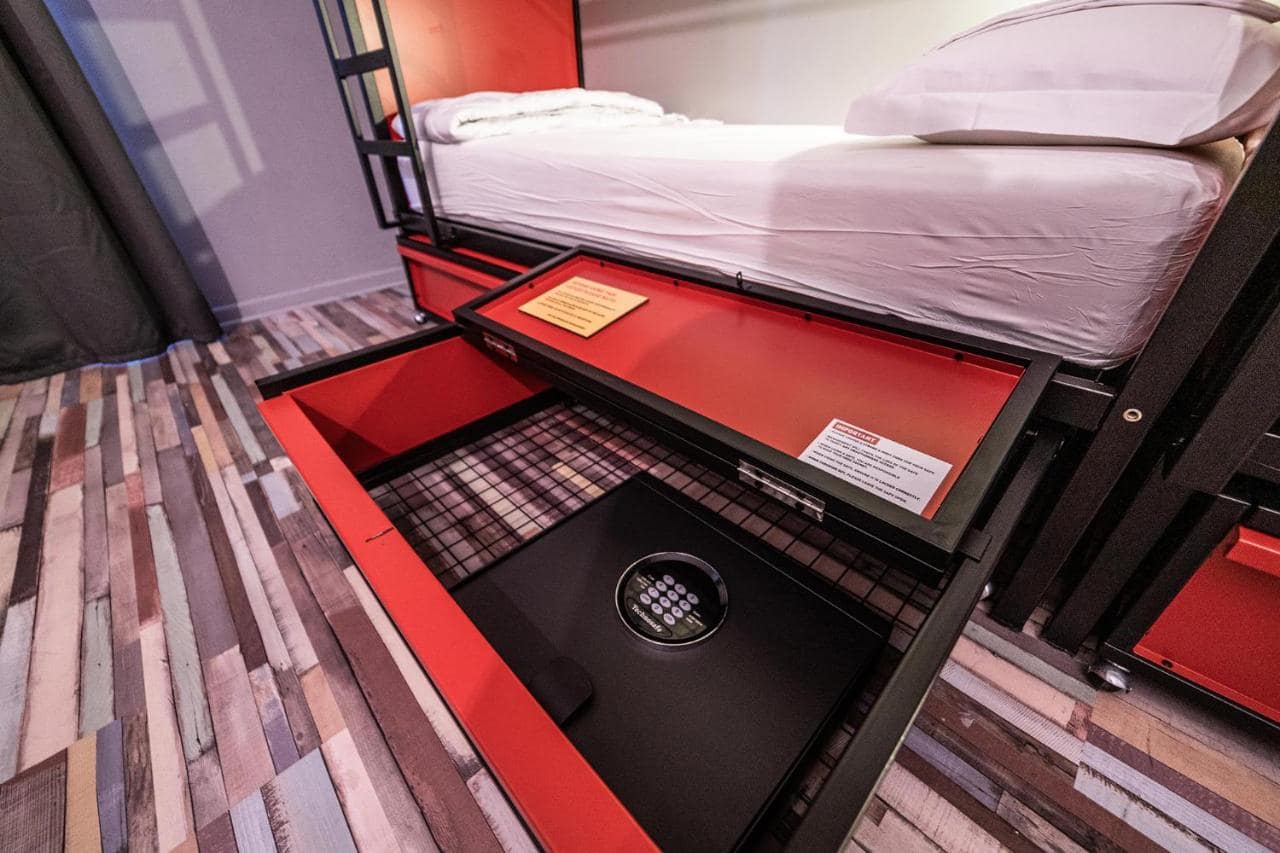 Un dortoir, avec coffre sous le lit. © YellowSquare Rome