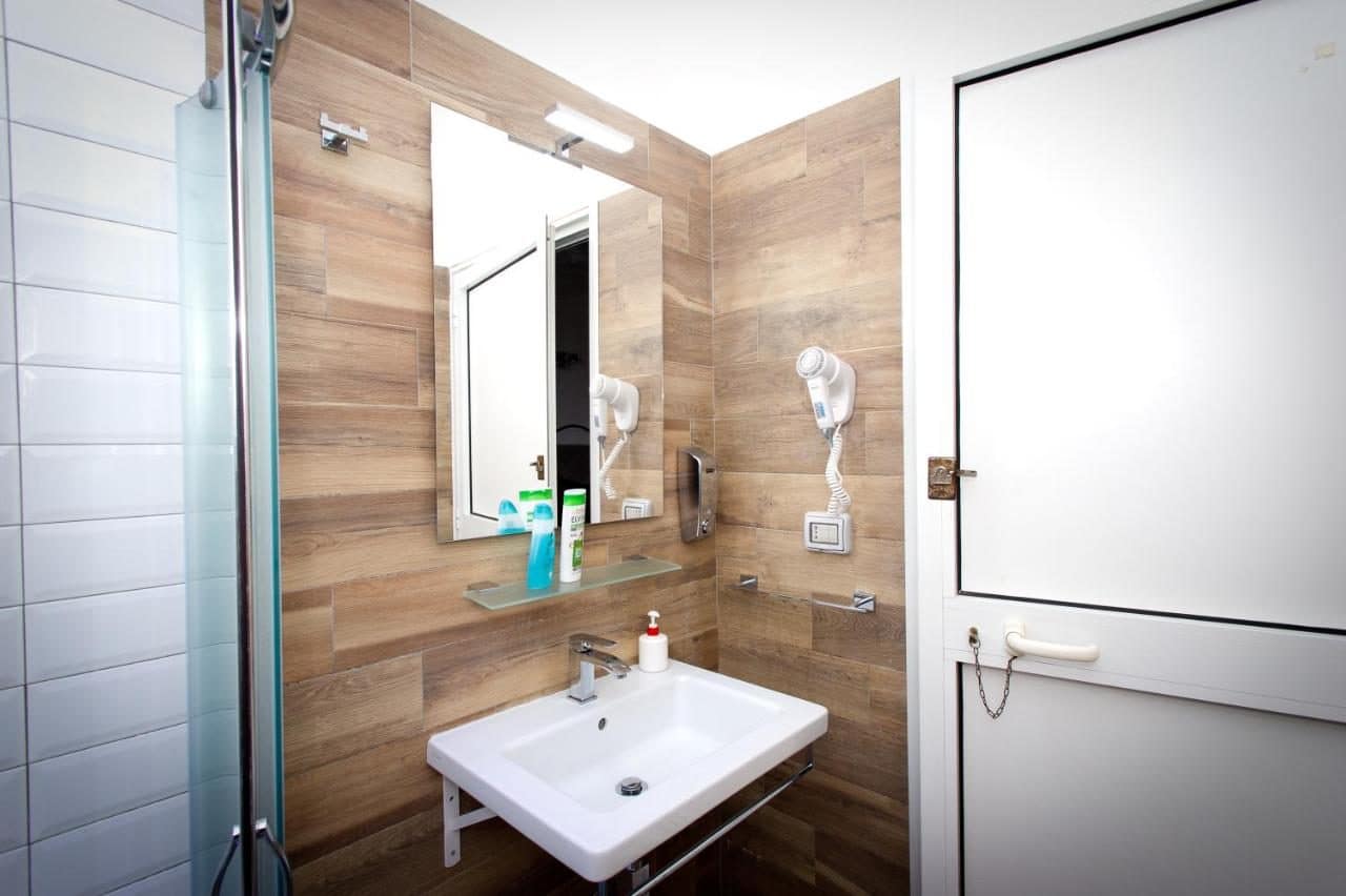Une salle de bains. © Youth Station Hostel